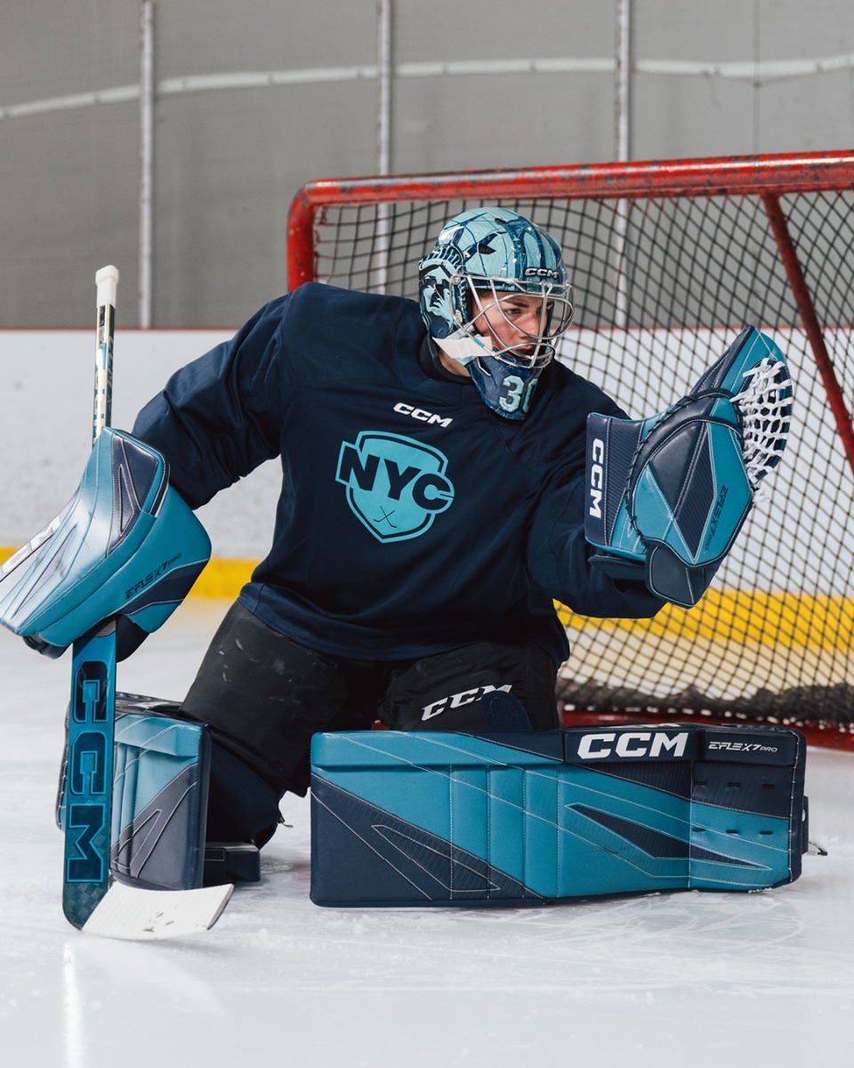 CCM EFLEX 7.9 Total Custom Intermediate Goalie Gloveproduct zoom image #1