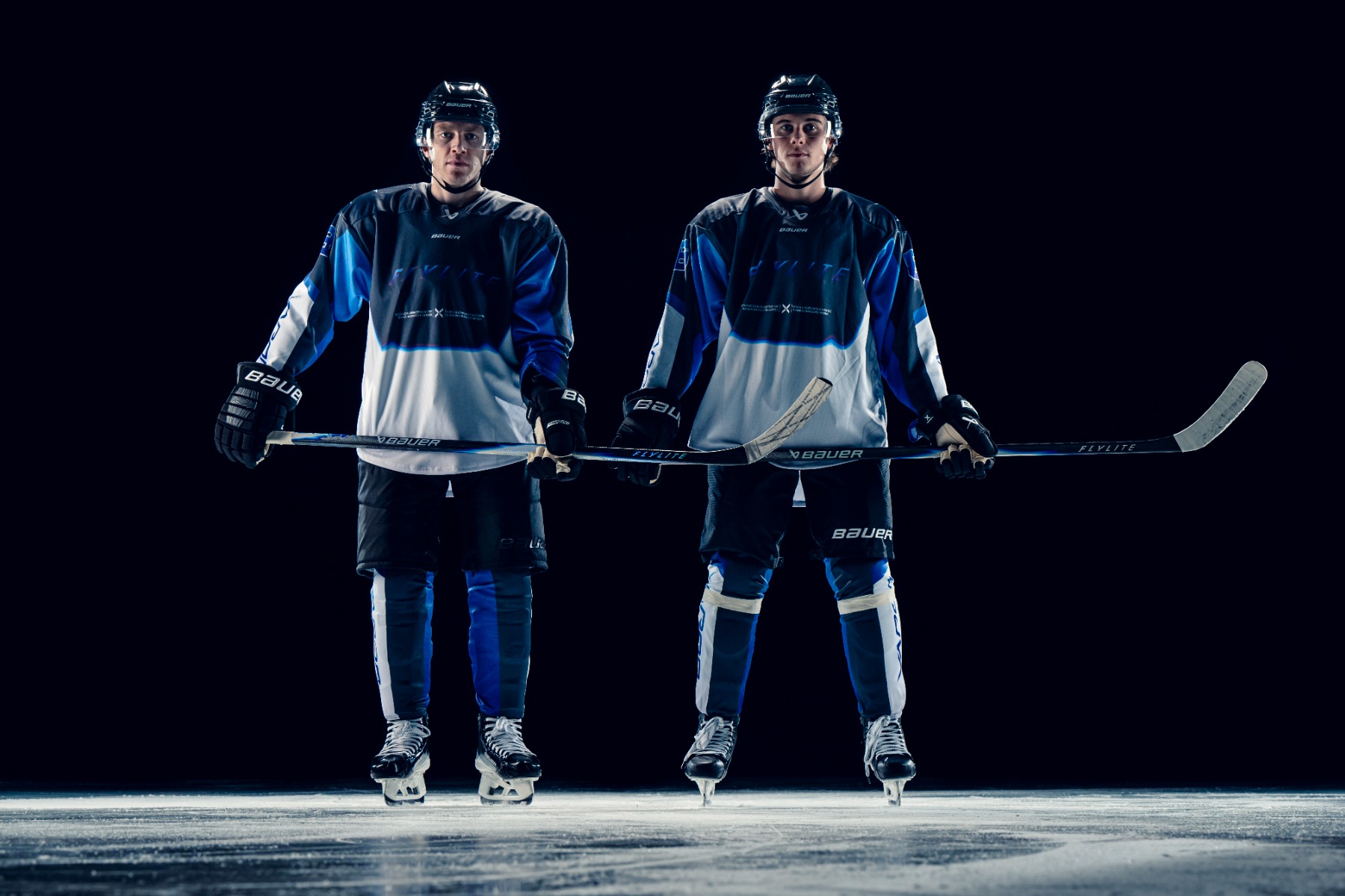 Patrick Kane och Jack Hughes på isen med Bauer Vapor Flylite